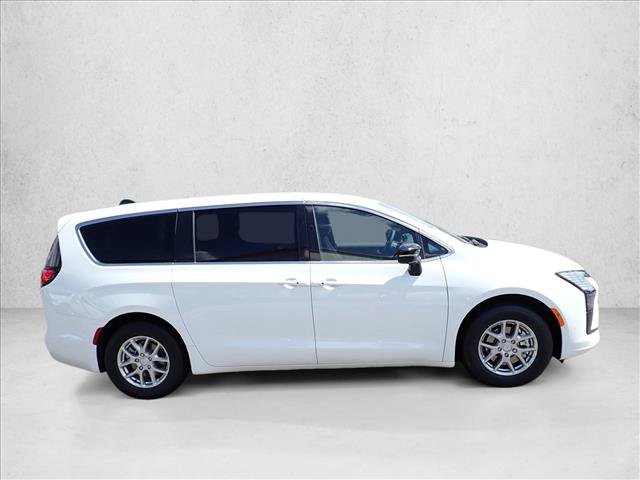New 2027 Chrysler Pacifica Select FWD image 5