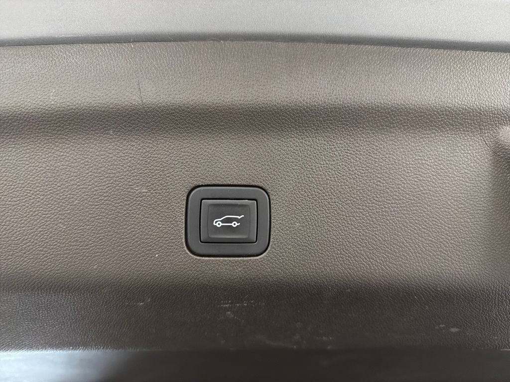 Used 2024 Chevrolet Tahoe Z71 w/ Luxury Package AWD/4WD image 8