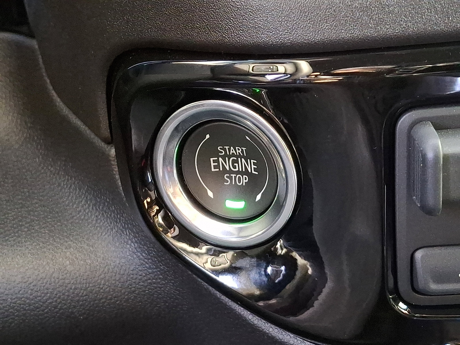 Certified 2025 GMC Sierra 2500 SLT w/ SLT Convenience Package image 24