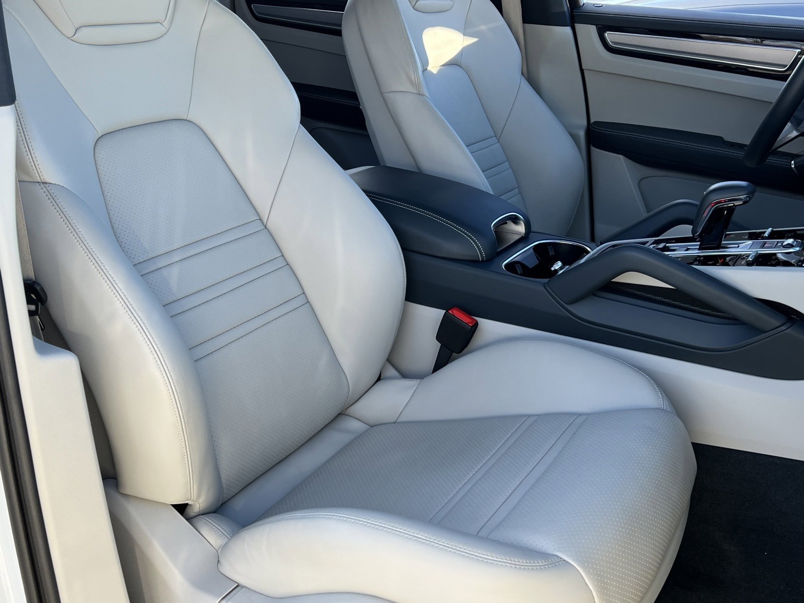 Certified 2022 Porsche Cayenne Platinum Edition image 15