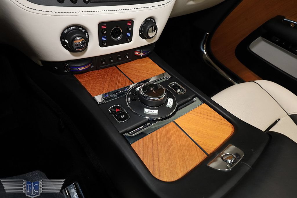 Used 2017 Rolls-Royce Dawn RWD image 37