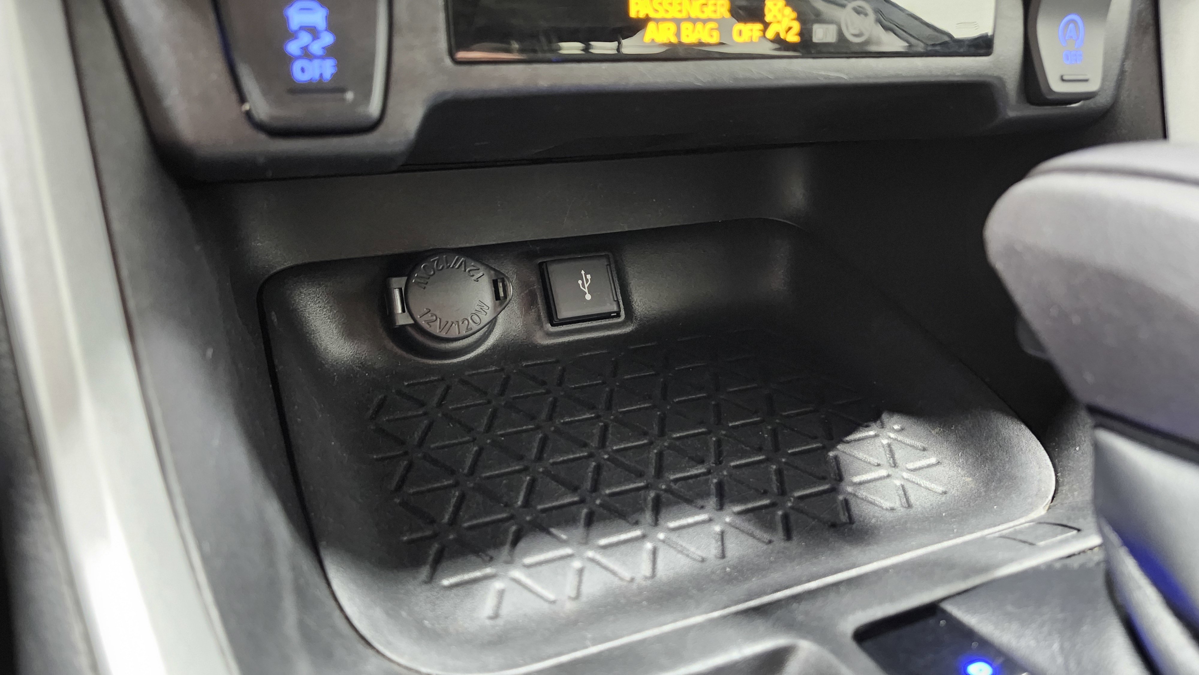 Used 2022 Toyota RAV4 XLE w/ Convenience Package image 9