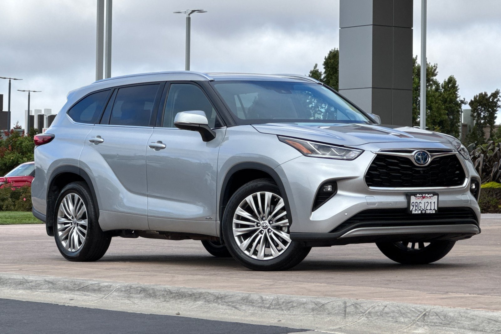 Certified 2022 Toyota Highlander Platinum AWD/4WD image 2