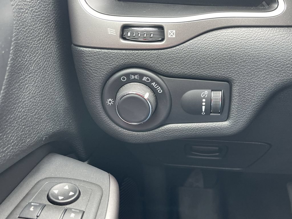 Used 2021 Jeep Cherokee Latitude FWD image 16