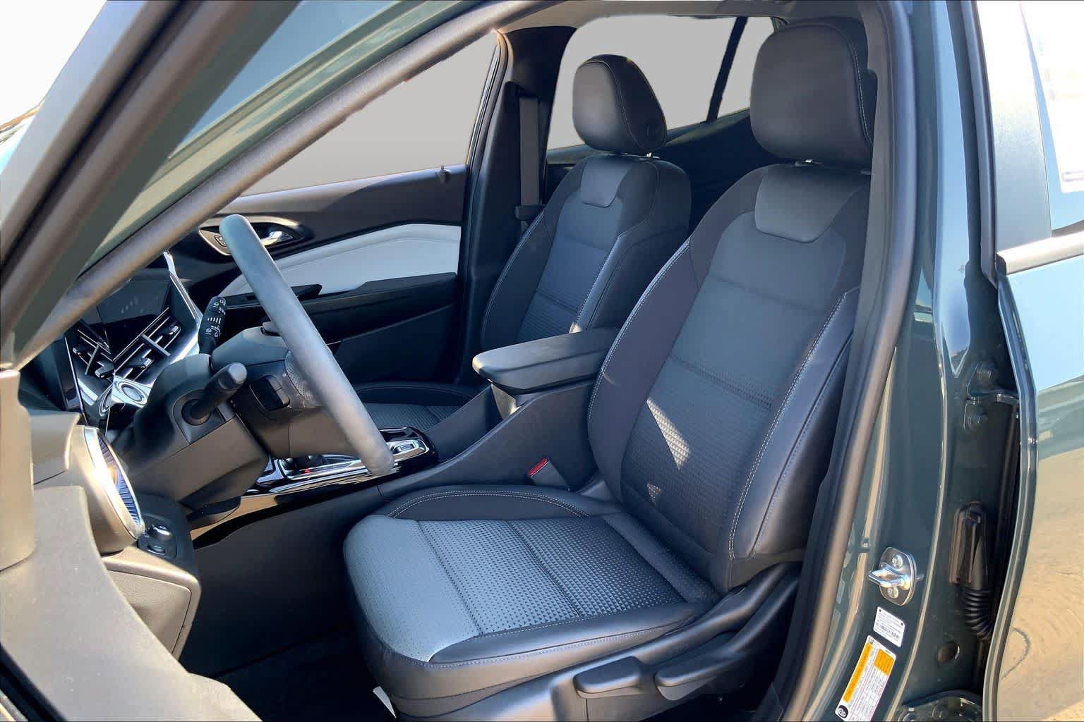 Used 2026 Chevrolet Trax LT w/ Sunroof Package FWD image 7