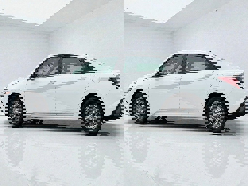 Certified 2025 Hyundai Elantra SE w/ Cargo Package image 4