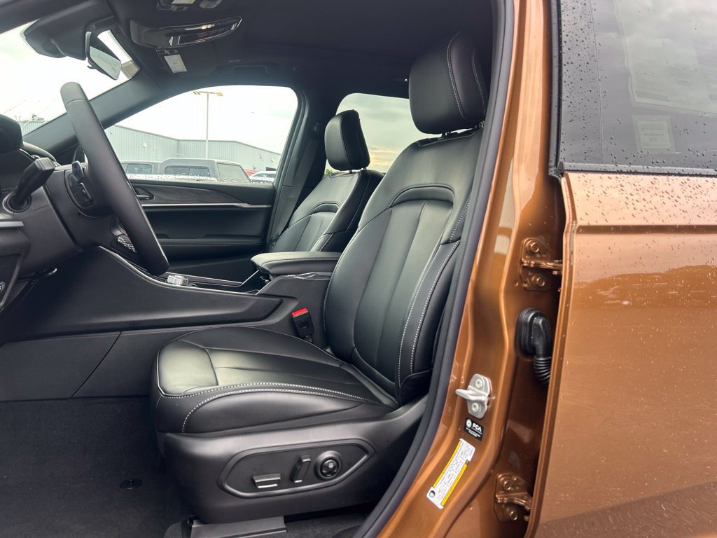 New 2026 Jeep Grand Cherokee Limited w/ Limited Altitude Package AWD/4WD image 4