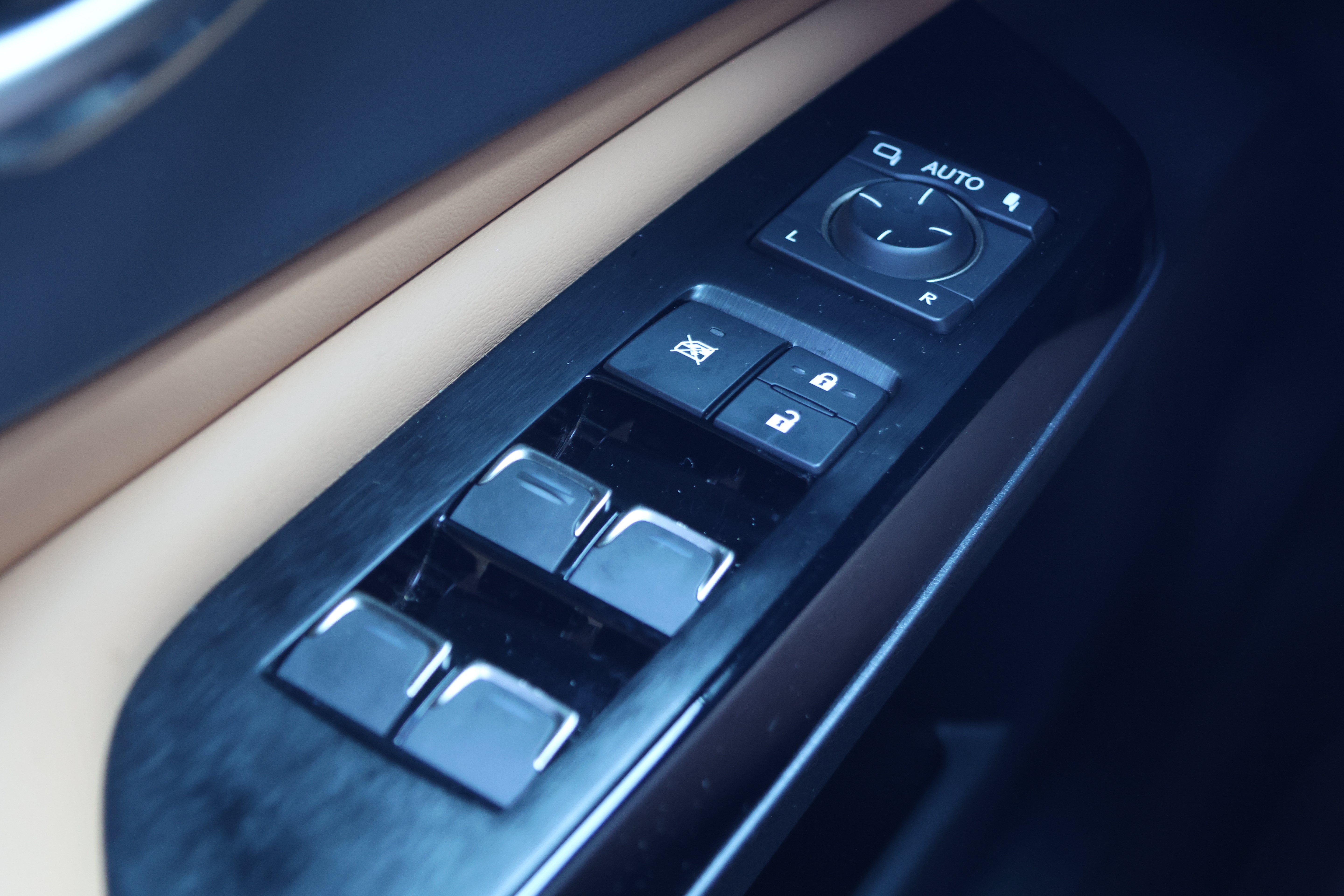 Certified 2025 Lexus ES 300h w/ Premium Package FWD image 14