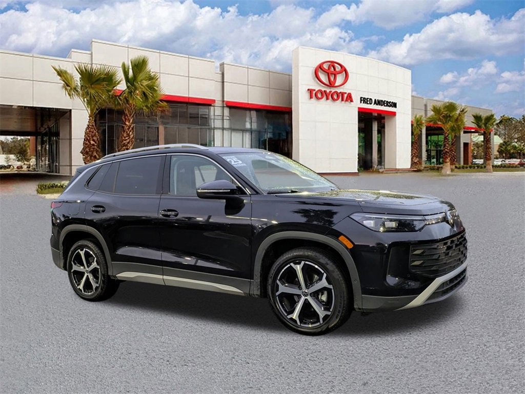 Used 2025 Volkswagen Tiguan SE image 2