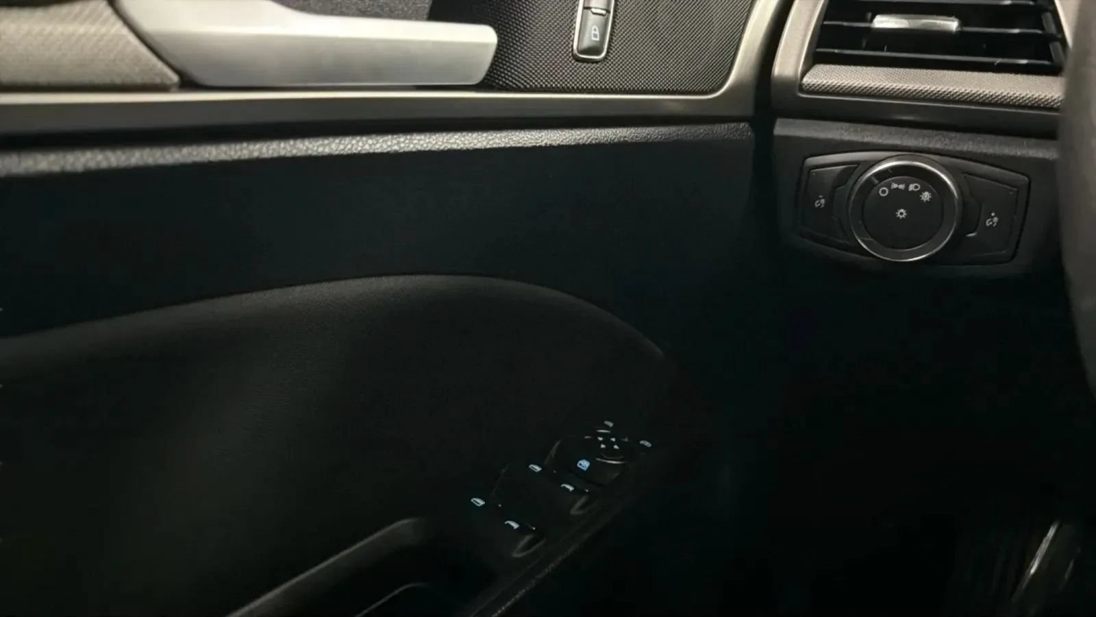 Used 2018 Ford Fusion SE w/ Fusion SE Technology Package FWD image 15