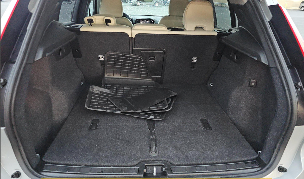 Used 2024 Volvo XC40 B5 Plus w/ Protection Package Premier AWD/4WD image 12