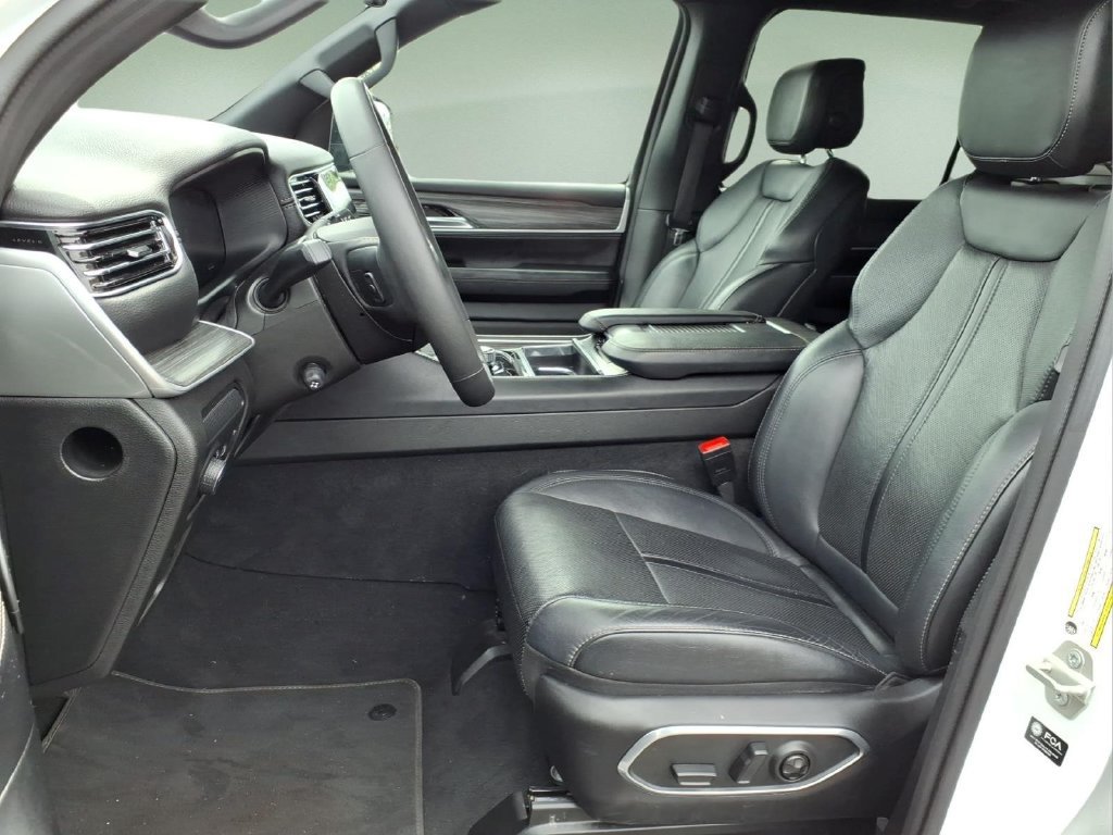 Used 2024 Jeep Wagoneer L Series II w/ Flexible Seating Group AWD/4WD image 19