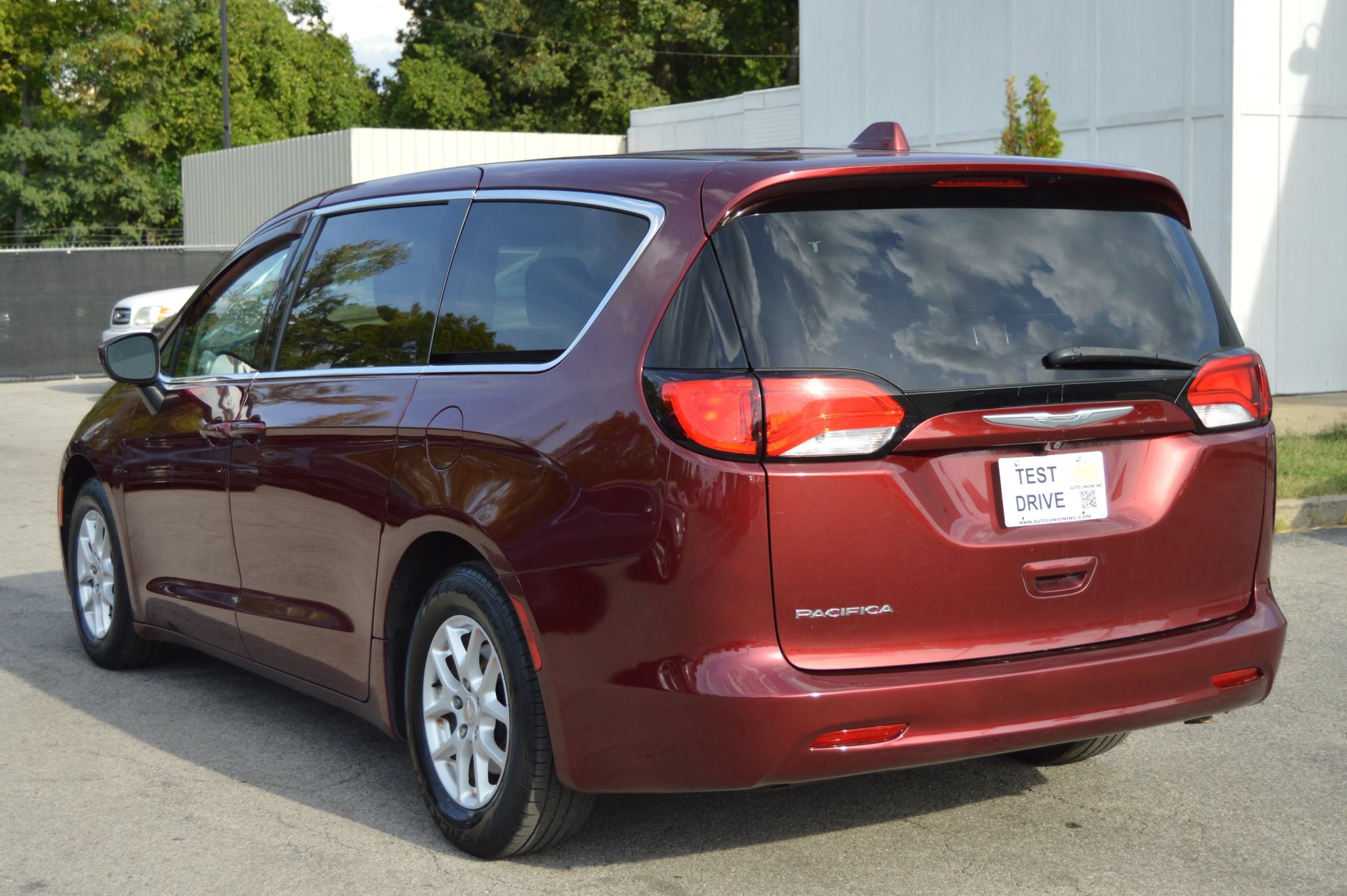 Used 2017 Chrysler Pacifica Touring FWD image 4