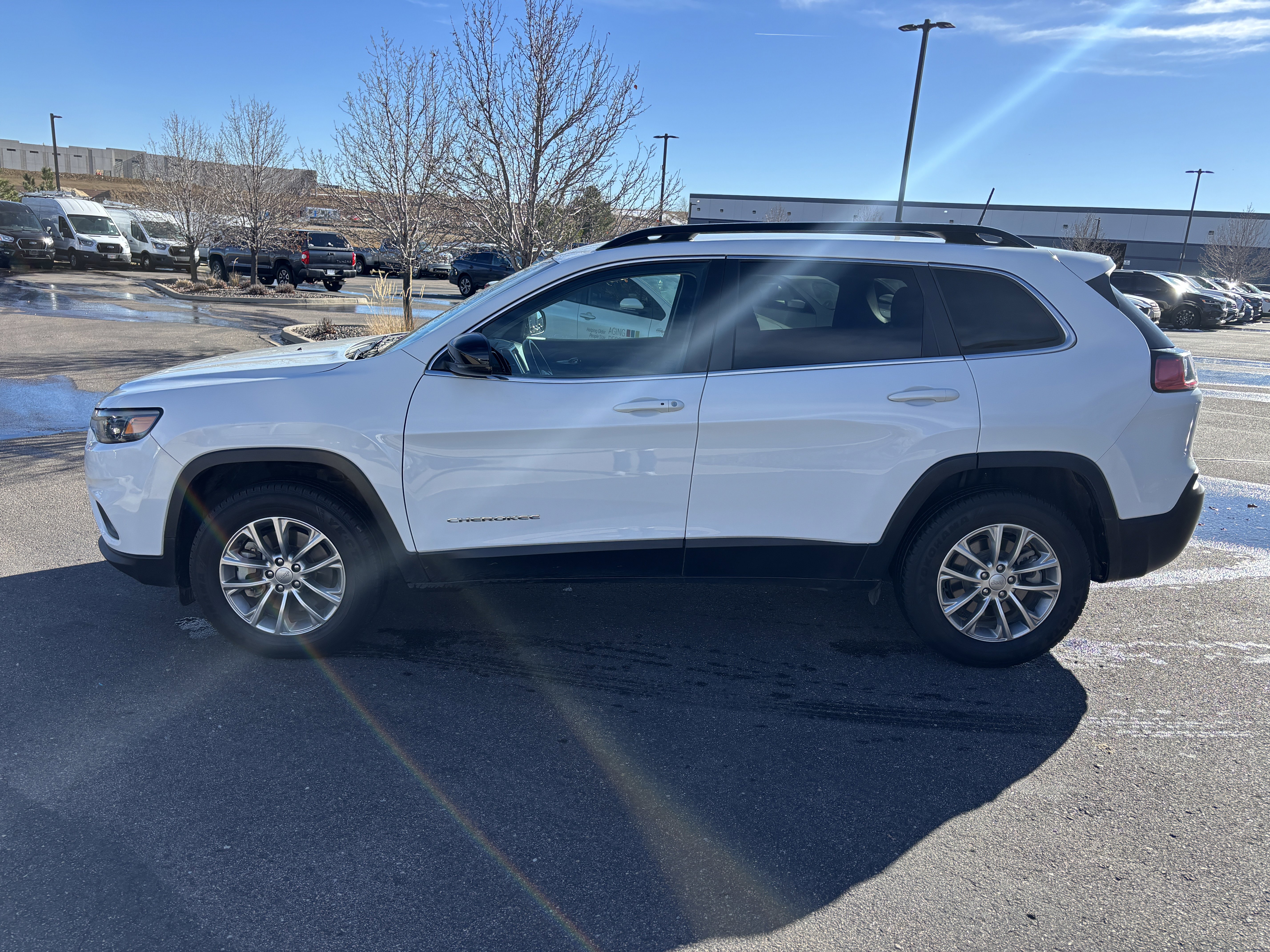 Used 2022 Jeep Cherokee Latitude Lux w/ Mopar Interior Package AWD/4WD image 4