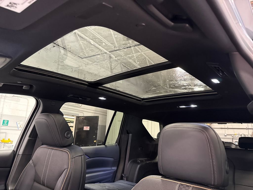 New 2026 Chevrolet Traverse High Country w/ LPO, Floor Liner Package AWD/4WD image 3