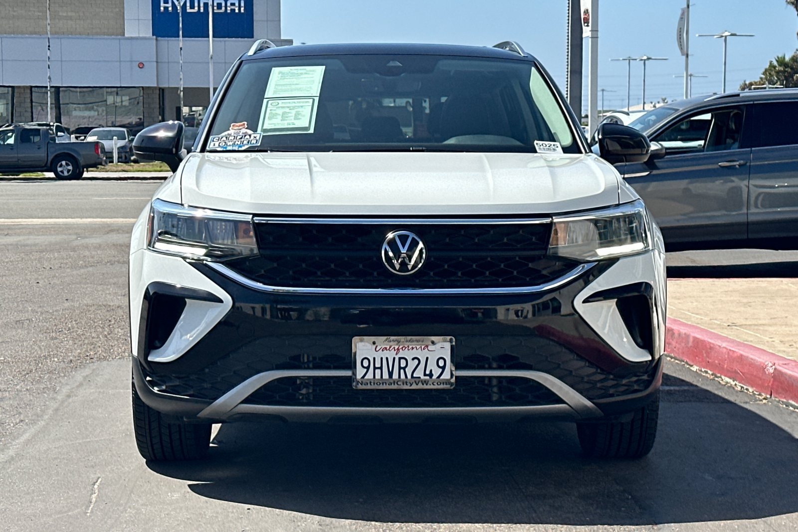 Used 2023 Volkswagen Taos SE w/ Panoramic Sunroof Package FWD image 9