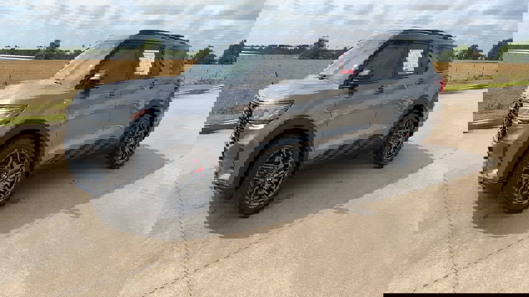 Used 2025 Ford Explorer ST-Line w/ Premium Package image 4