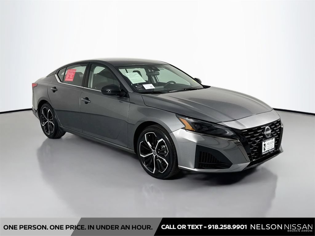 Certified 2025 Nissan Altima 2.5 SR FWD image 3