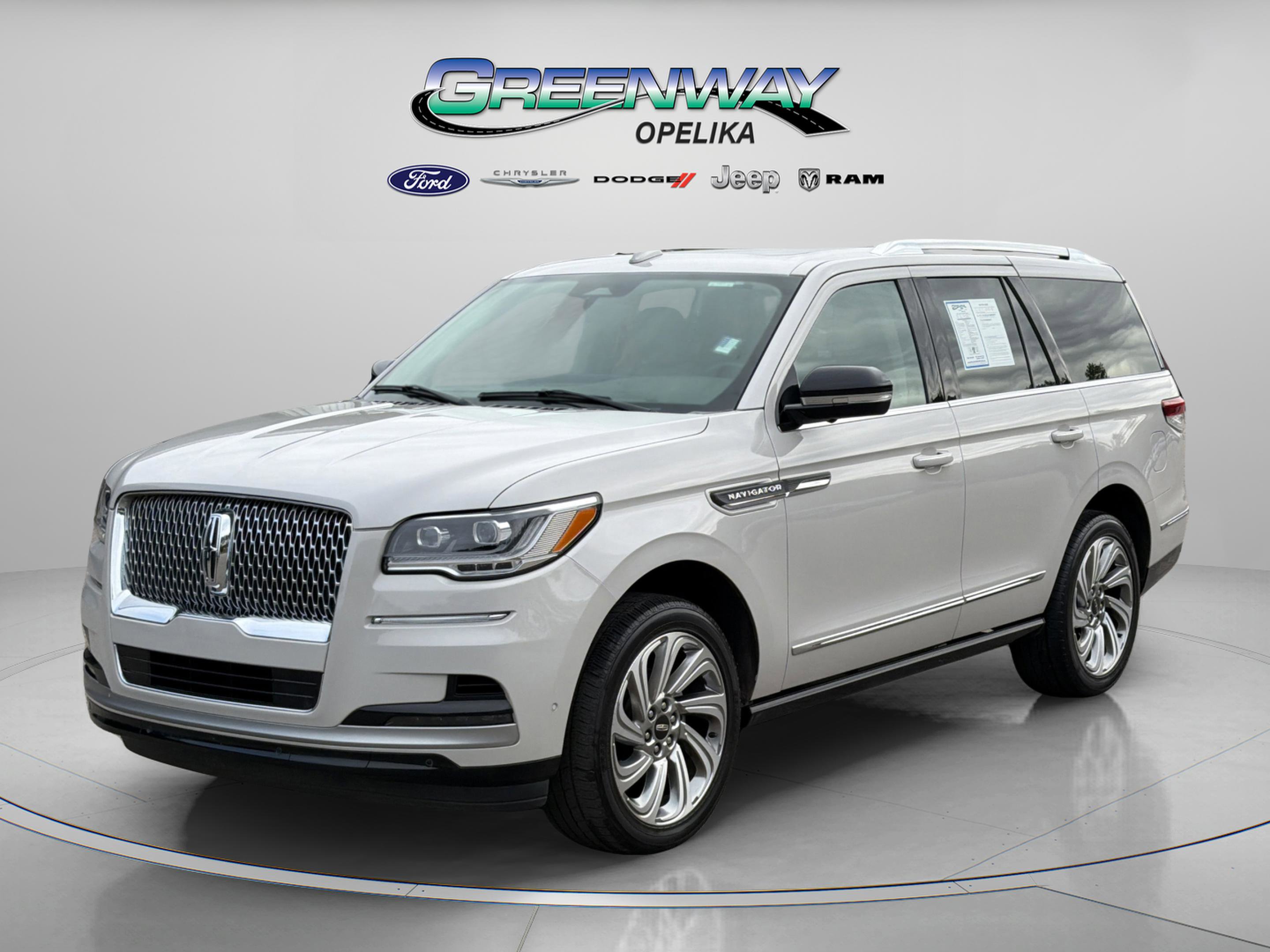 Used 2024 Lincoln Navigator Premiere image 3