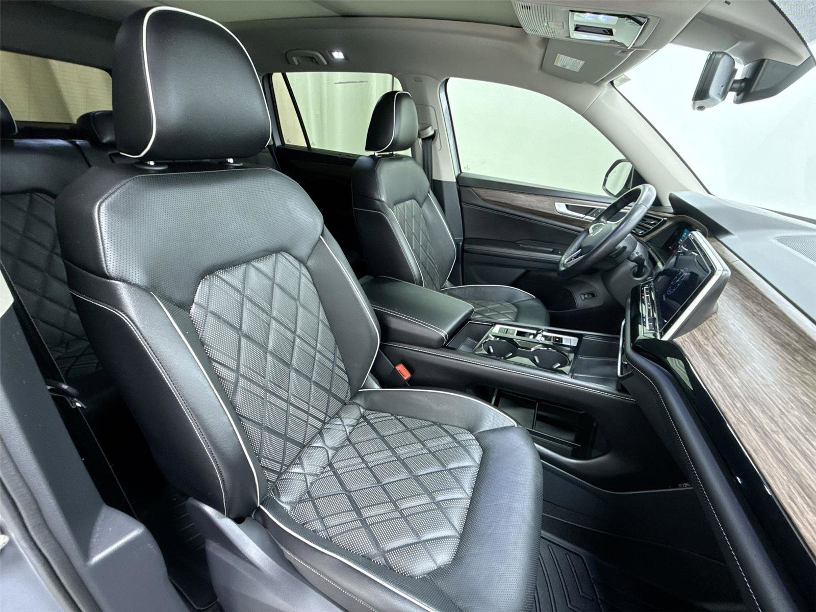 Used 2024 Volkswagen Atlas SEL Premium R-Line image 30