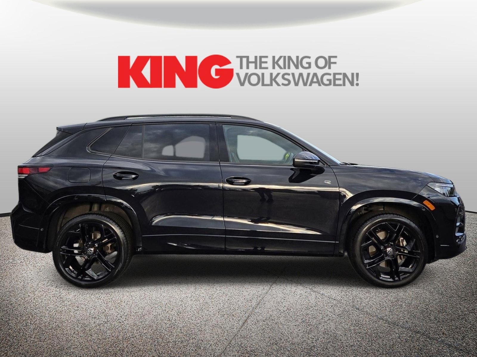 Certified 2025 Volkswagen Tiguan SE R-Line AWD/4WD image 2