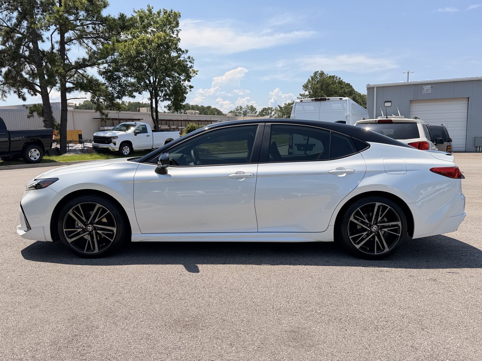 Used 2025 Toyota Camry XSE FWD image 9
