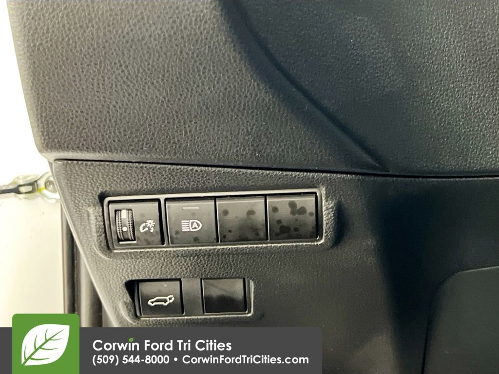 Used 2023 Toyota Corolla Cross XLE image 18