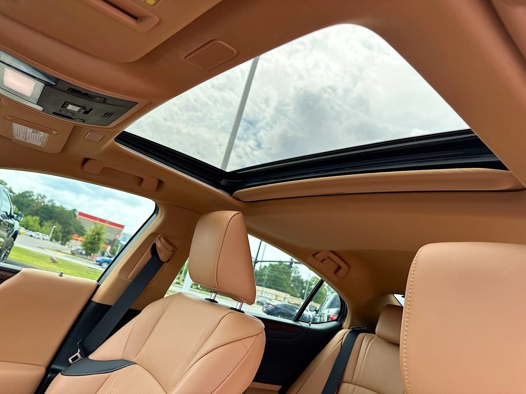 Used 2024 Lexus ES 300h w/ Technology Package FWD image 11