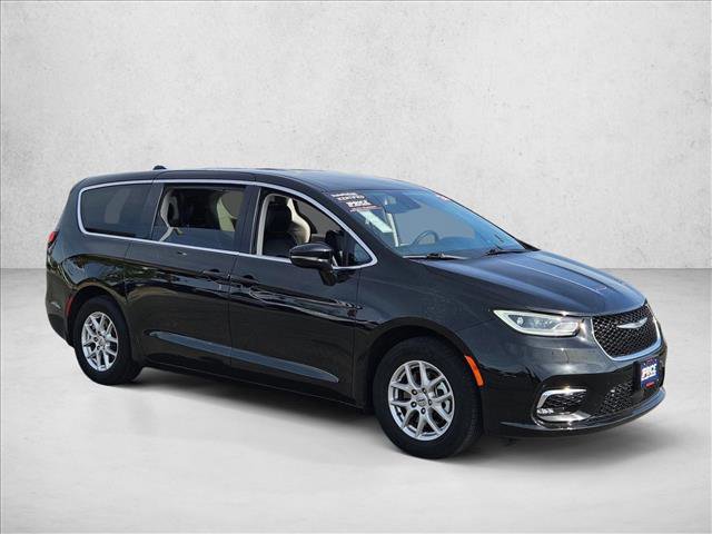 Used 2024 Chrysler Pacifica Touring-L image 3