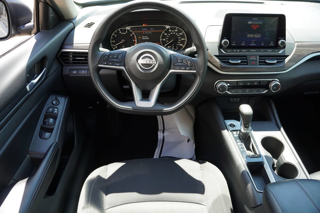 Used 2025 Nissan Altima 2.5 SV FWD image 19