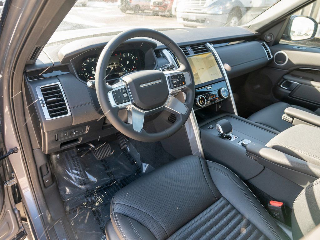 New 2025 Land Rover Discovery S image 11
