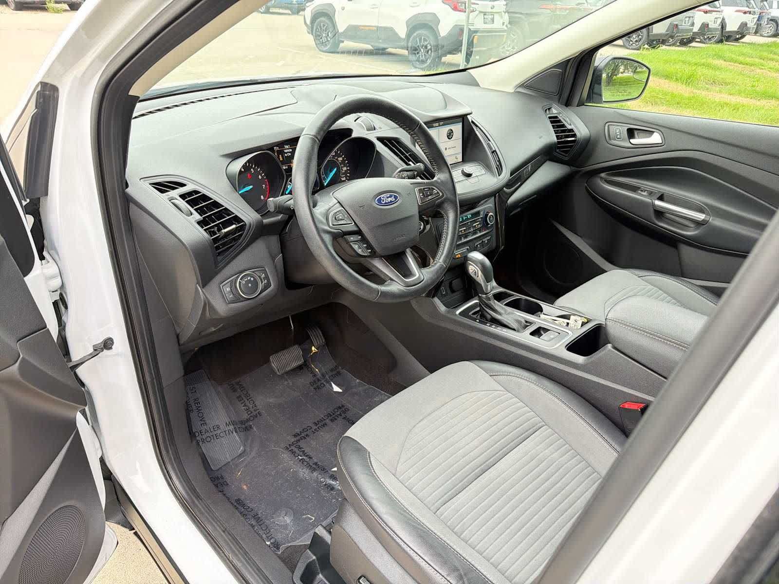 Used 2019 Ford Escape SE FWD image 2