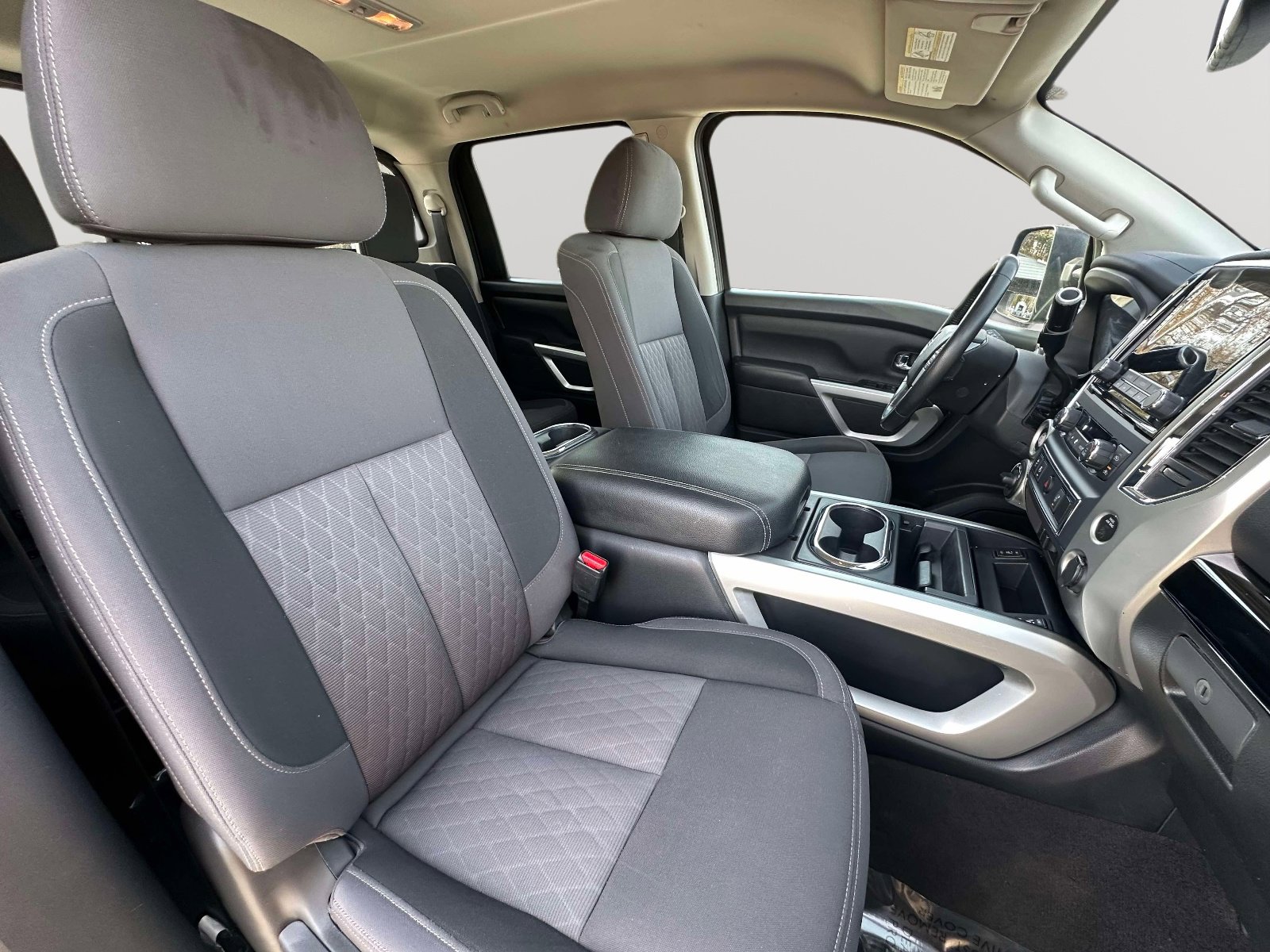 Used 2020 Nissan Titan SV w/ SV Convenience Package image 24