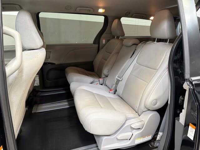 Used 2020 Toyota Sienna L FWD image 21