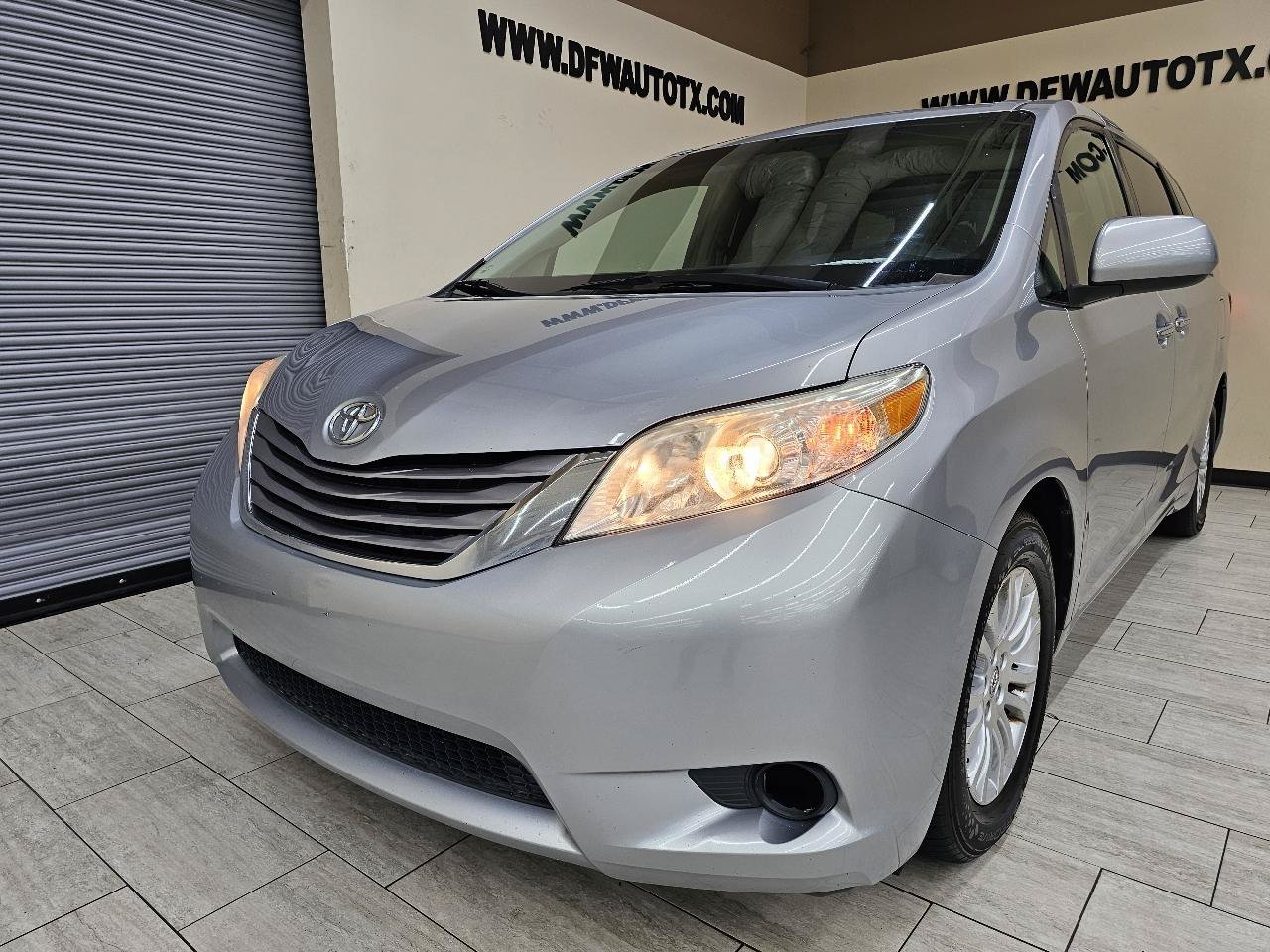 Used 2015 Toyota Sienna XLE w/ XLE Navigation Package FWD image 2