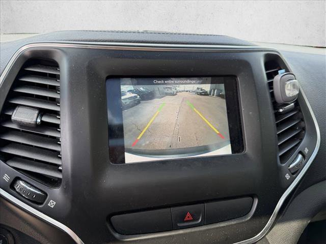 Used 2019 Jeep Cherokee Latitude Plus w/ Comfort/Convenience Group AWD/4WD image 19