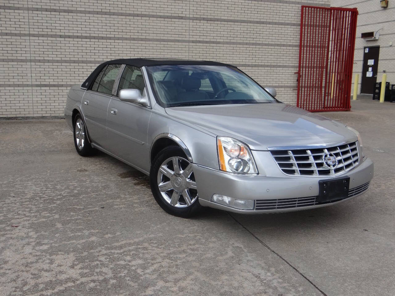 Used 2007 Cadillac DTS Luxury I w/ Sun And Sound Package FWD image 1