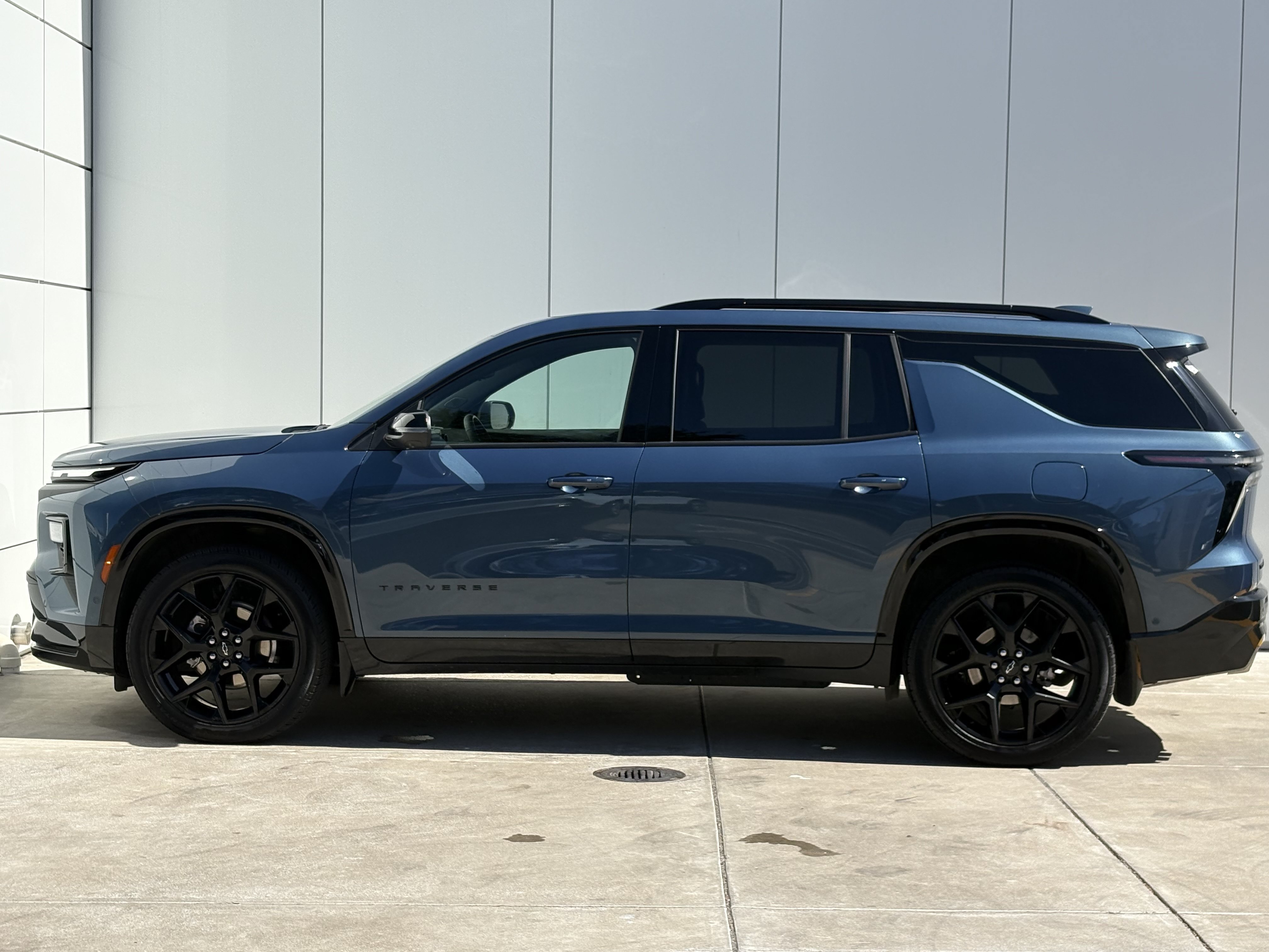 Used 2025 Chevrolet Traverse RS AWD/4WD image 4