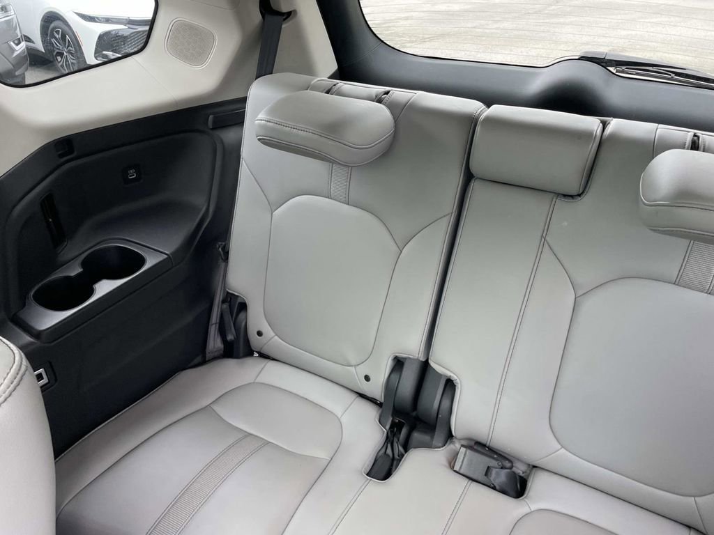 Used 2023 Honda Pilot Touring image 12
