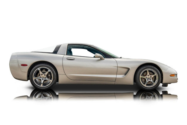 Used 2004 Chevrolet Corvette Coupe w/ Roof Package RWD image 2