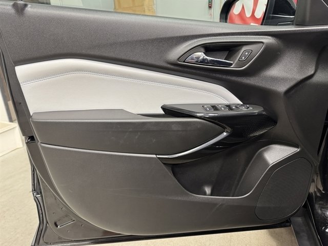 Used 2025 Chevrolet Trax LT w/ LT Convenience Package FWD image 15