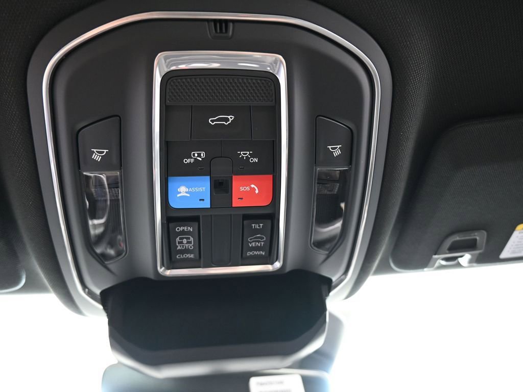 Used 2025 Jeep Grand Cherokee Altitude RWD image 24