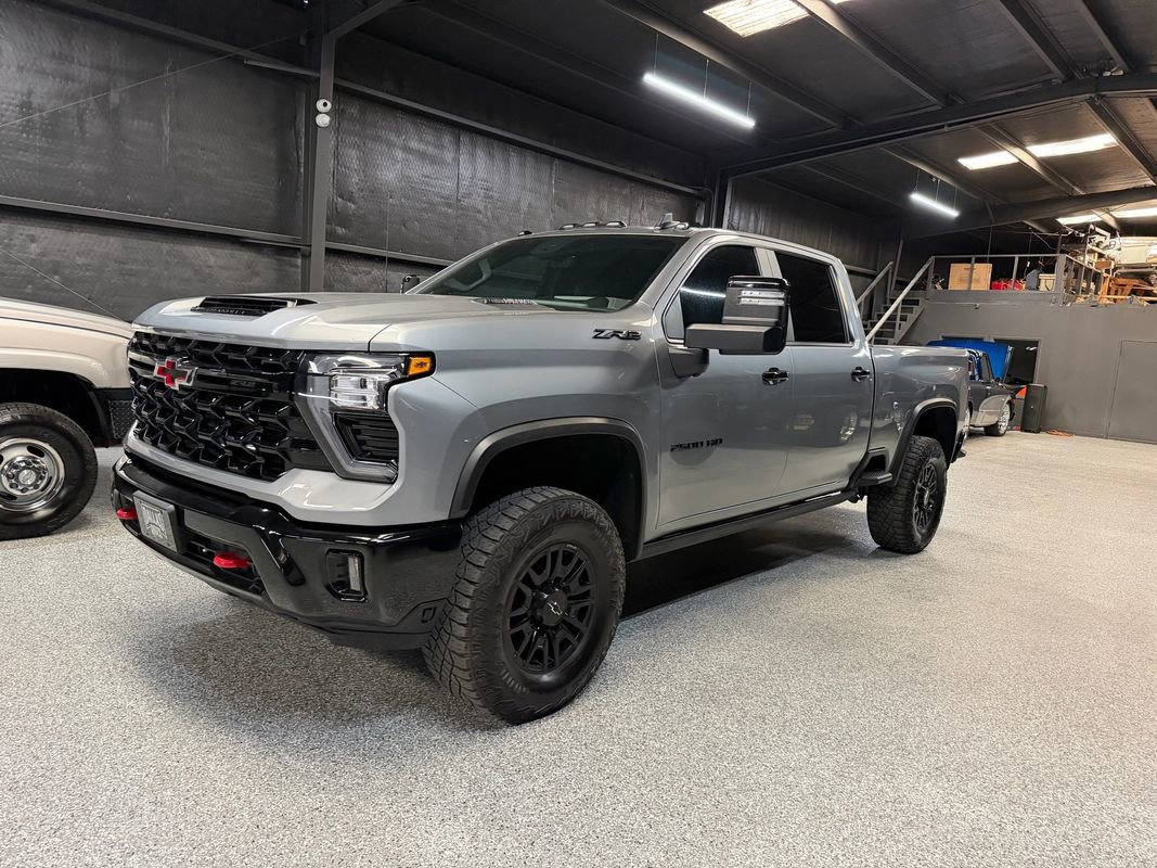 Used 2024 Chevrolet Silverado 2500 ZR2 w/ Technology Package AWD/4WD image 3