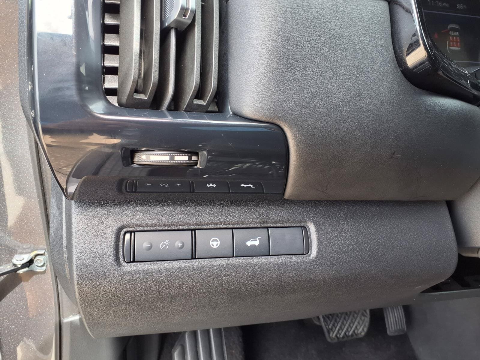 Used 2025 Nissan Pathfinder SV FWD image 23