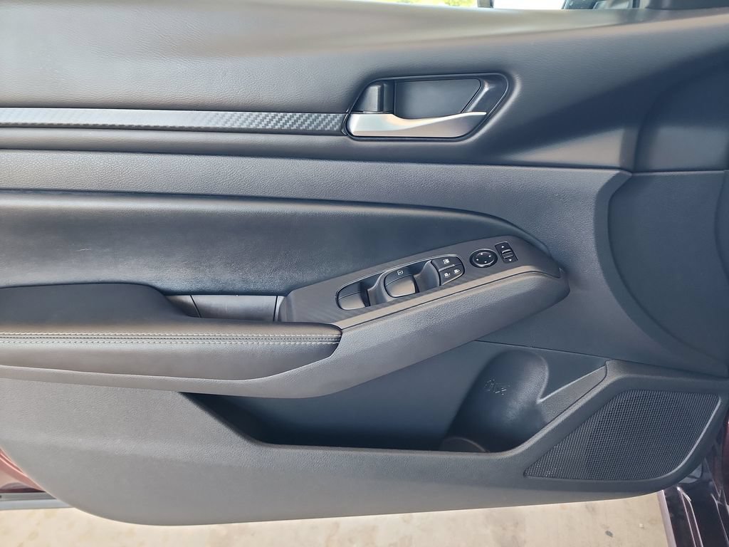 Used 2025 Nissan Altima 2.5 SV FWD image 11