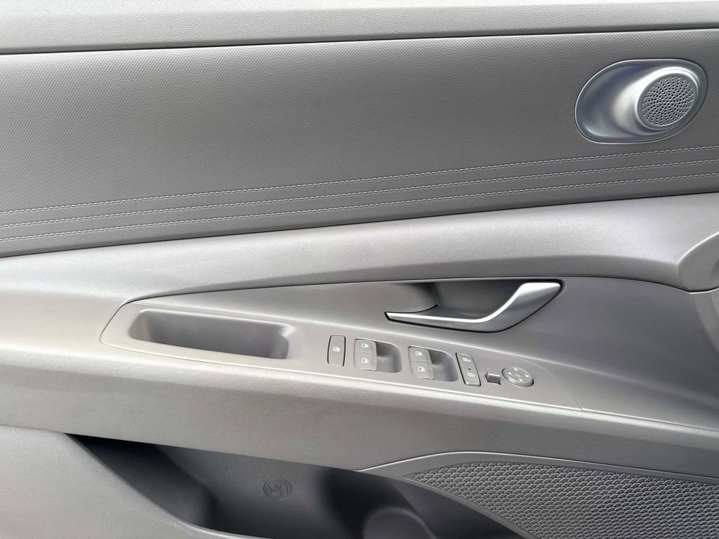 Used 2023 Hyundai Elantra SE image 17