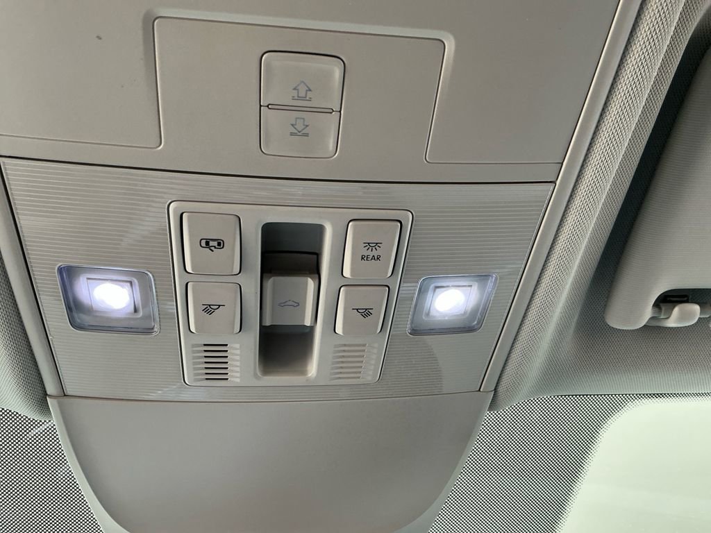 Used 2023 Volkswagen Taos SE w/ Panoramic Sunroof Package image 17