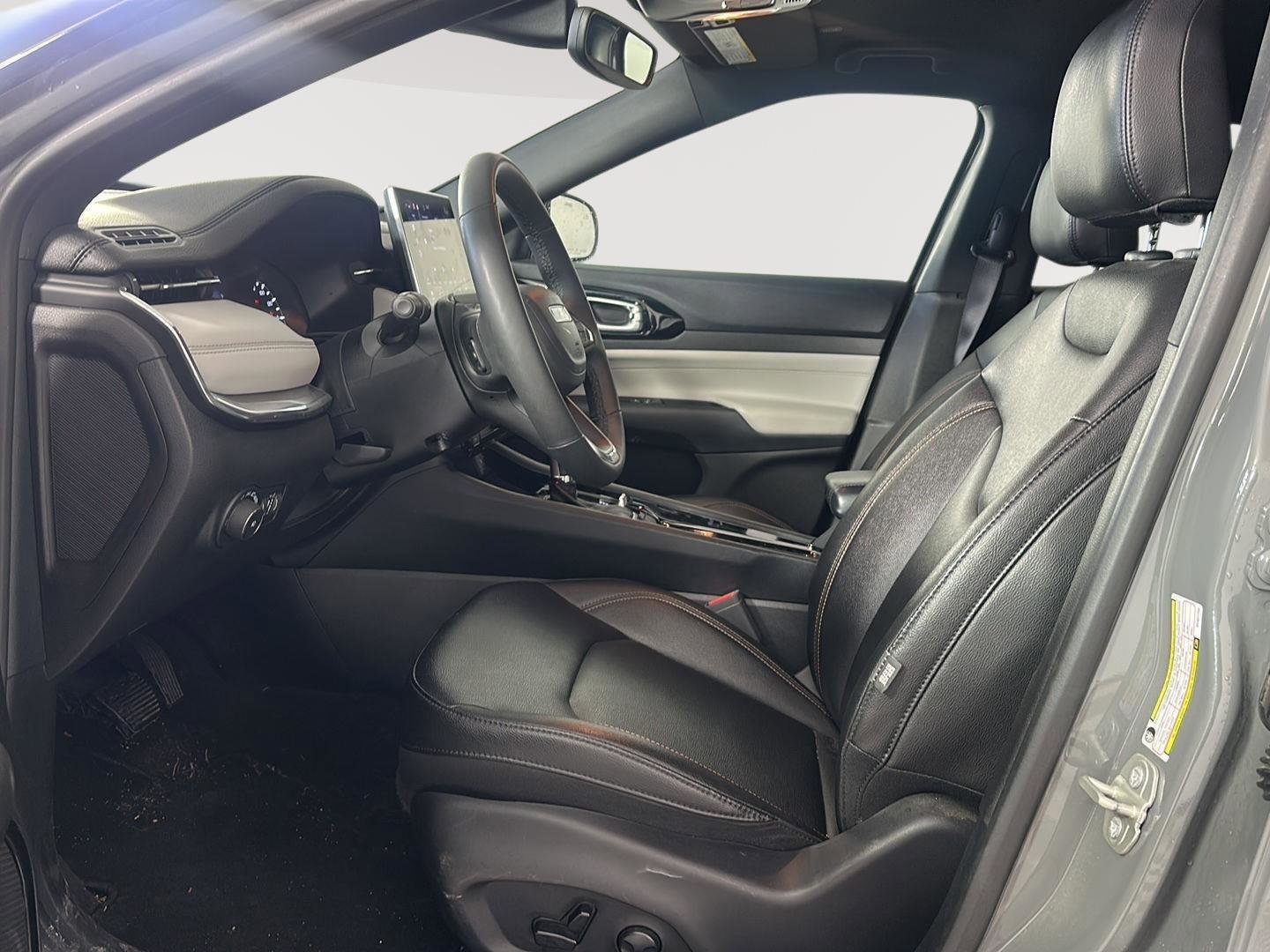 Used 2024 Jeep Compass Limited image 5