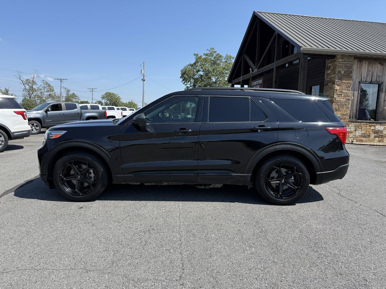 Used 2021 Ford Explorer XLT w/ Equipment Group 202A RWD image 3