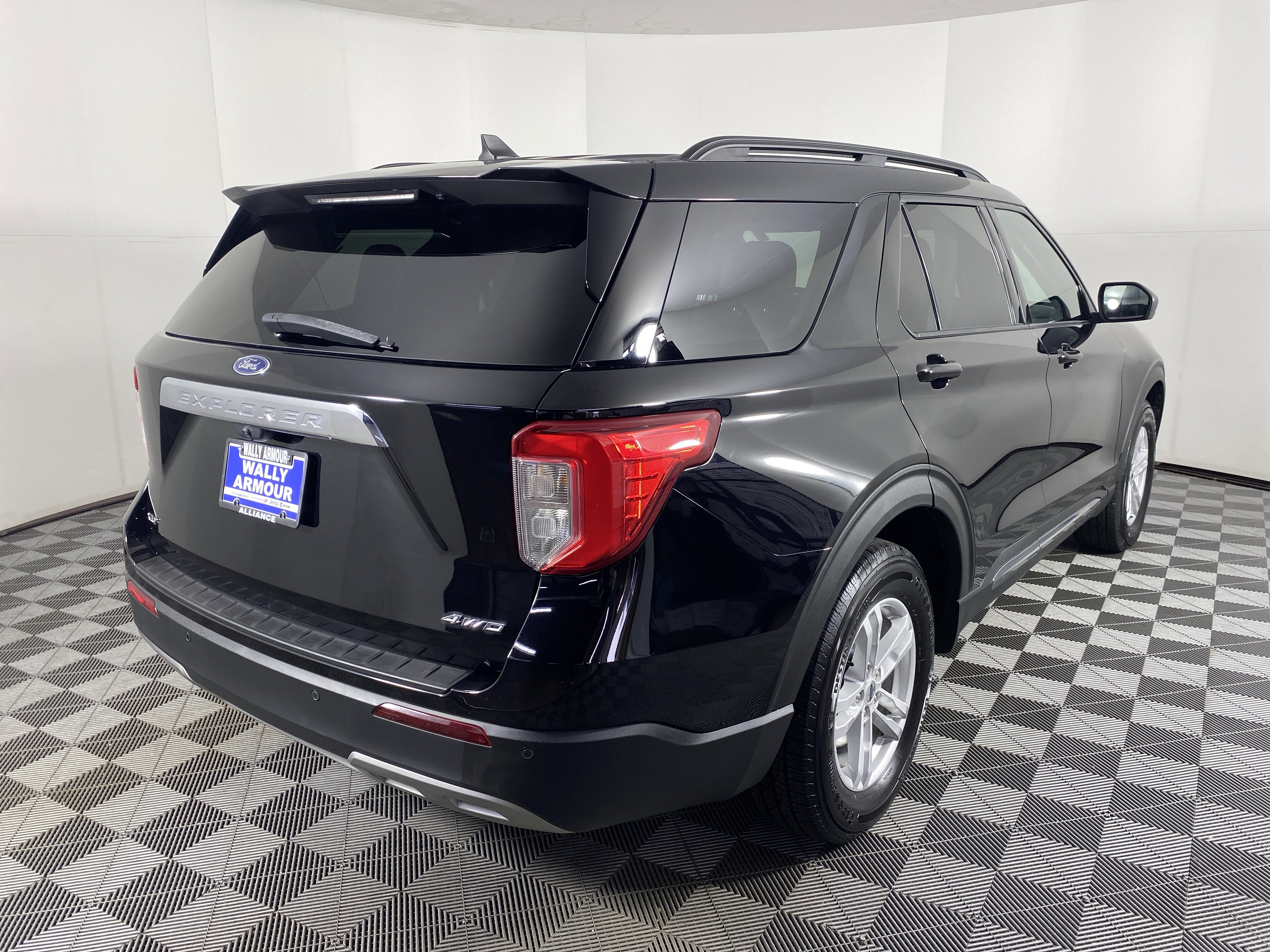 Used 2021 Ford Explorer XLT w/ Equipment Group 202A image 8